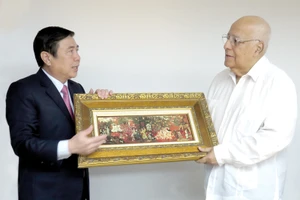 Chủ tịch UBND TPHCM Nguyễn Thành Phong trao quà tặng Phó Chủ tịch Hội đồng Bộ trưởng Cuba Ricardo Cabrisas Ruiz