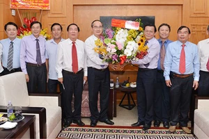 Bí thư Thành ủy Nguyễn Thiện Nhân tặng hoa chúc mừng Báo Sài Gòn Giải Phóng. Ảnh: VIỆT DŨNG