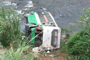 Lật xe tại Lào, 6 người thương vong