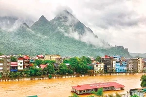 Nước sông Lô ở TP Hà Giang dâng cao chiều 24-6 do các thủy điện thượng nguồn xả lũ