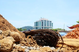 Chủ đầu tư dự án khách sạn đào bới, xây dựng ngổn ngang trên đất quốc phòng đảo tiền tiêu Lý Sơn
