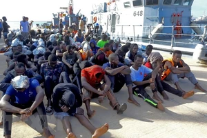 Người di cư được đưa tới một căn cứ hải quân ở Tripoli sau khi được giải cứu ngoài khơi Libya. Nguồn: TTXVN
