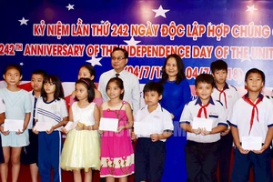 Các em học sinh được nhận học bổng. Thanhuytphcm.vn