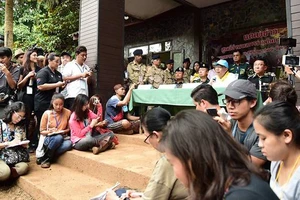 Đông đảo phóng viên tham dự cuộc họp báo chiều 7-7-2018 của nhóm giải cứu đội bóng nhí Thái Lan Wild Boar bị mắc kẹt trong hang Tham Luang. Ảnh: CNA