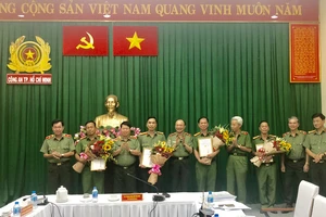 Thứ trưởng Bộ Công an Bùi Văn Nam (thứ ba từ trái sang) trao thưởng cho các đơn vị của Công an TPHCM