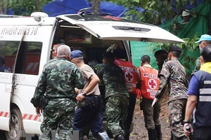 Nhân viên cứu hộ chuyển các thành viên đội bóng nhí lên xe cứu thương sau khi được cứu khỏi hang Tham Luang. Nguồn: EPA