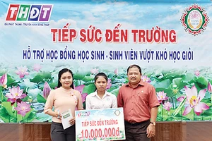 Ông Ngô Thanh Trí - Phó Giám đốc Công ty TNHH MTV Xổ số kiến thiết tỉnh Đồng Tháp trao suất học bổng cho em Nguyễn Thị Kim Thùy
