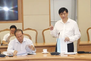 Thứ trưởng Bộ Y tế Nguyễn Thanh Long báo cáo công tác bảo đảm ATTP tại cuộc họp. Ảnh: VGP