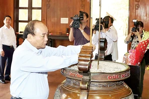 Thủ tướng Nguyễn Xuân Phúc dâng hương tại Khu Di tích quốc gia đặc biệt Kim Liên