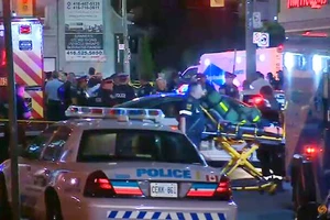 Cảnh sát phong tỏa hiện trường vụ nổ súng ở quận Greektown, TP Toronto, Canada, ngày 22-7-2018. REUTERS