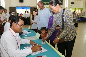 Cử tri Campuchia đến bỏ phiếu