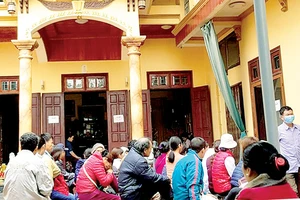 Người dân chầu trực tại nhà ông lang Chung ở Vĩnh Phúc để chữa ung thư