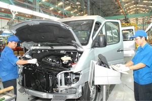 Sản xuất ô tô tại doanh nghiệp FDI. Ảnh: CAO THĂNG