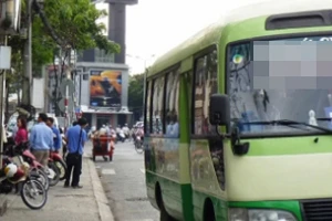 Bến xe buýt nhếch nhác trong khu dân cư
