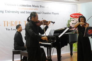Các nghệ sĩ biểu diễn trong đêm hòa nhạc khai mạc Liên hoan Âm nhạc Vietnam Connection 2018 vào tối 12-8
