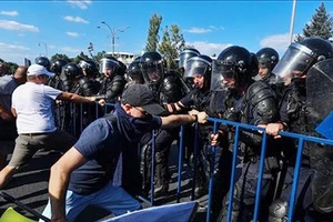 Cảnh sát Romania cố gắng ngăn chặn những người biểu tình quá khích tại Bucharest