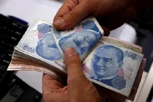 Nhân viên đang đếm lira tại một quầy đổi tiền ở Istabul. Ảnh: Reuters