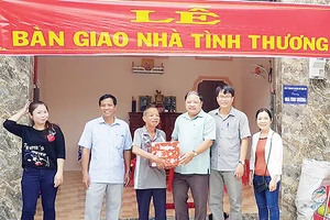 Ông Ngô Thanh Trí trao quà chúc mừng các hộ gia đình