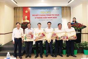 Ông Trần Trọng Lâm - Trưởng Ban Thi đua, khen thưởng tỉnh trao Bằng khen cho đại diện 05 doanh nghiệp