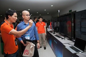 Các kỹ sư FPT giởi thiệu những công nghệ mới của mình với các trí thức trẻ người Việt. Ảnh TRẦN BÌNH