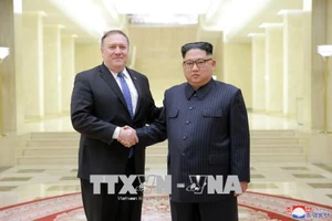 Ngoại trưởng Mỹ Mike Pompeo (trái) trong cuộc gặp Nhà lãnh đạo Triều Tiên Kim Jong-un tại Bình Nhưỡng ngày 9-5-2018. Ảnh: YONHAP/TTXVN
