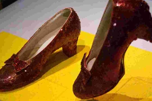Tìm thấy đôi giày huyền thoại trong phim Phù thủy xứ Oz