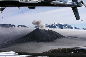Núi lửa lớn nhất bang Alaska “thức giấc”