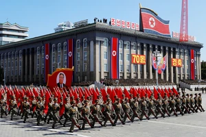 Xe hoa mang chân dung người sáng lập CHDCND Triều Tiên Kim Nhật Thành. REUTERS