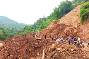 Quốc lộ 15C đoạn qua xã Pù Nhi (huyện Mường Lát, Thanh Hóa) bị sạt lở nặng vẫn chưa thông tuyến