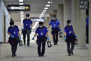 Nhân viên phun thuốc khử trùng nhằm ngăn chặn sử lây lan của virus MERS tại sân bay quốc tế Gimpo ở Seoul. Ảnh: Yonhap.