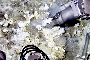 Dùng robot thám hiểm đáy biển sâu