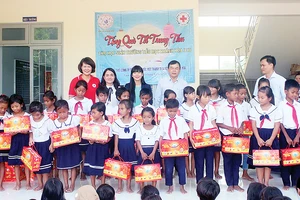 Trao hơn 300 suất quà Trung thu và hỗ trợ 2 địa chỉ nhân đạo tại Cam Lâm