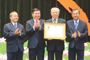 Chủ tịch UBND TPHCM Nguyễn Thành Phong trao Huân chương Lao động hạng nhất của Chủ tịch nước cho Hội Bảo trợ bệnh nhân nghèo TP