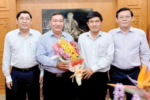 Lãnh đạo Ban Nội chính Thành ủy TPHCM tặng hoa phóng viên Đỗ Trà Giang. Ảnh: VIỆT DŨNG
