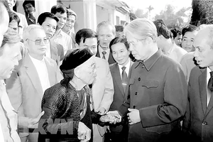 Tổng Bí thư Đỗ Mười nói chuyện thân mật với nhân dân xã Lê Lợi, huyện Thường Tín - Hà Tây (cũ), ngày 1-11-1992. Ảnh: TTXVN