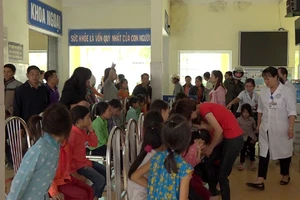 Nhiều học sinh Trường PTDTBT Tiểu học Xín Cái nghị bị ngộ độc thực phẩm được đưa ra Bệnh viện Đa khoa huyện Mèo Vạc. Ảnh: Hà Giang Online