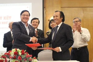 Đại diện Hiệp hội Doanh nhân người Việt Nam ở nước ngoài và Hiệp hội Doanh nghiệp TP Hồ Chí Minh ký kết biên bản ghi nhớ hợp tác. Ảnh: TTXVN
