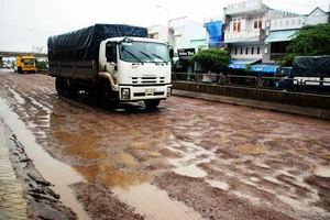 Nhiều điểm trên tuyến QL1A đoạn qua địa phận tỉnh Bình Định xuất hiện dày đặc những “ổ gà”, “ổ voi”