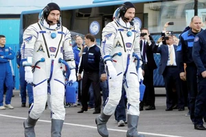 Phi hành gia Nga Aleksey Ovchinin (trái) và phi hành gia Mỹ Nick Hague trước khi lên tàu vũ trụ Soyuz MS-10 trong chuyến phóng ngày 11-10-2018. EPA