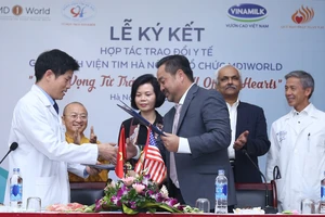 Lãnh đạo Bệnh viện Tim Hà Nội ký kết hợp tác với tổ chức MD1World.
