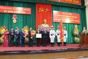 Đồng chí Hoàng Trung Hải - Bí thư Thành ủy TP Hà Nội trao Huân chương Lao động hạng Nhất tặng UBKT Thành ủy Hà Nội. Ảnh: UBKT Trung ương