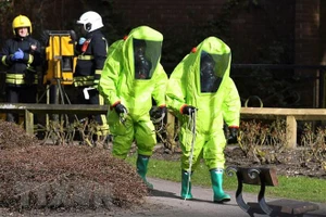 Nhân viên cơ quan dịch vụ khẩn cấp Anh điều tra tại hiện trường một vụ tấn công nghi sử dụng chất độc thần kinh ở Salisbury ngày 4-3-2018.