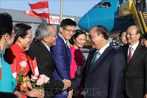Lễ đón Thủ tướng Nguyễn Xuân Phúc và Phu nhân tại sân bay quốc tế Vienna, Cộng hòa Áo. Ảnh: Thống Nhất - TTXVN