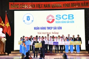 Ông Nguyễn Ngọc Sơn - Giám đốc Học viện SCB đã trao học bổng trị giá 50 triệu đồng cho “Quỹ học bổng BUH” của Trường Đại học Ngân hàng TPHCM