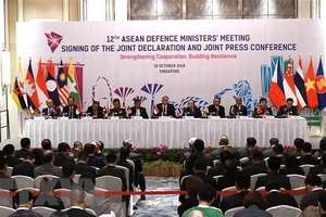 Đại tướng Ngô Xuân Lịch (thứ 2, phải), Bộ trưởng Bộ Quốc phòng Việt Nam và các quan chức quốc phòng ASEAN tại Hội nghị Bộ trưởng Quốc phòng ASEAN (ADMM) lần thứ 12, Singapore. Ảnh: TTXVN