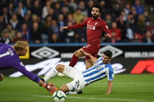Tiền đạo Salah (áo đỏ) ghi bàn thắng duy nhất mang lại chiến thắng cho Liverpool trước Huddersfield.