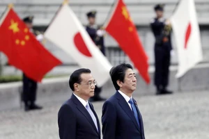 Thủ tướng Trung Quốc Lý Khắc Cường (trái) và Thủ tướng Nhật Bản Shinzo Abe trong chuyến thăm Nhật Bản tháng 5 vừa qua