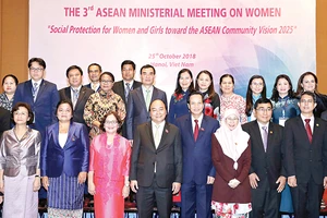 Thủ tướng Nguyễn Xuân Phúc cùng các đại biểu dự Hội nghị Bộ trưởng Phụ nữ ASEAN lần thứ 3. Ảnh: TTXVN