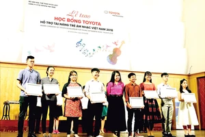 Bà Đỗ Thu Hoàng - Phó TGĐ TMV trao Học bổng cho các học sinh sinh viên