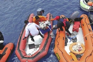Lực lượng tìm kiếm cứu hộ chuyển các đồ vật, tư trang của nạn nhân vụ tai nạn máy bay Lion Air JT 610. Ảnh: THX/TTXVN